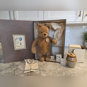 R. John Wright Winnie The Pooh w/ Honey Pot Doll Disney Limited Edition Toy New!